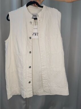 NWT- Zara Ivory Distressed Sleeveless Button-Front Vest in Ecru
